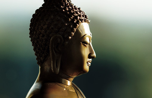 Buddha in Seitenansicht.