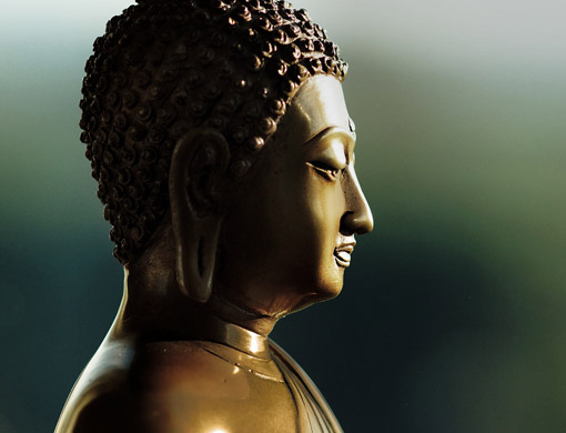 Buddha in Seitenansicht.