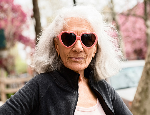 Alte Frau mit pinker Sonnenbrille.