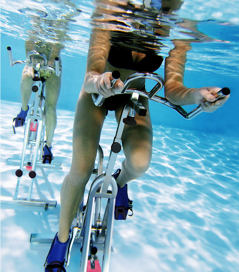Zwei Radler beim Aqua Cycling im Schwimmbecken.