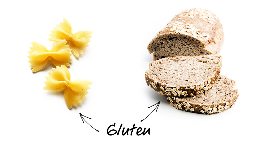 Glutenhaltige Lebensmittel: links Schmetterlingsnudeln, rechts ein aufgeschnittenes Brot.