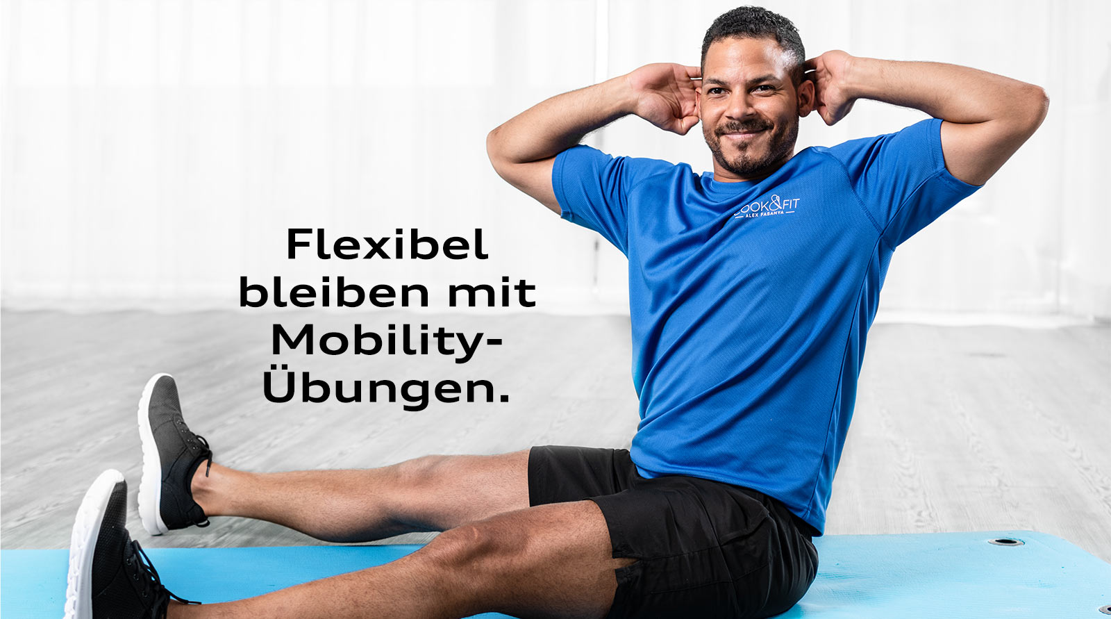 Text: Flexibel bleiben mit Mobility-Übungen. Bild: Alexander sitzt auf dem Boden und hat die Hände hinter seinem Kopf.