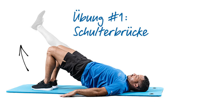 Übung #1: Schulterbrücke. Alexander liegt auf dem Rücken, seine Beine sind aufgestellt, das rechte wird gerade in die Luft gestreckt und wieder abgesetzt.