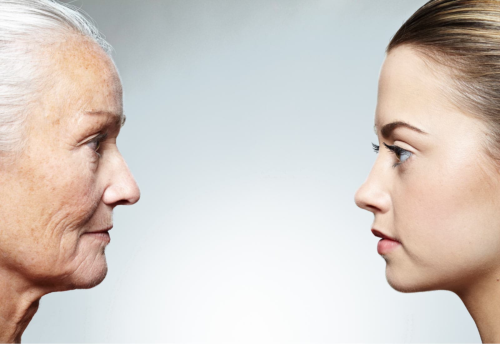 Seitenansicht zweier Gesichter – eine ältere Dame schaut eine junge Frau an.