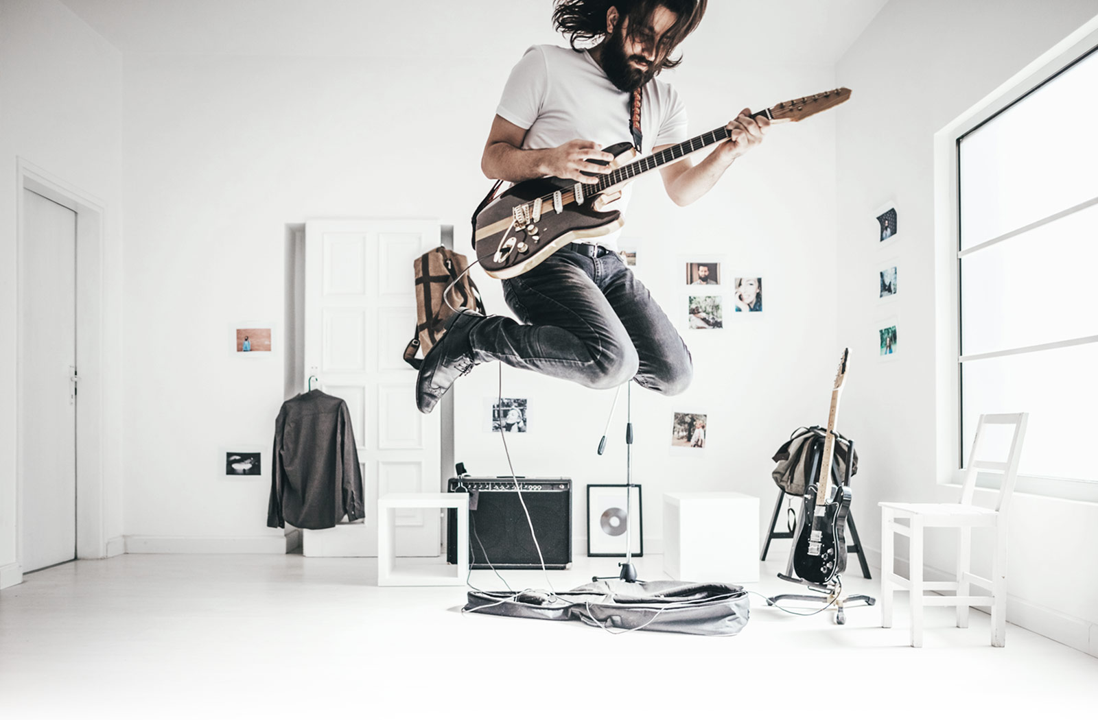 Rockmusiker mit E-Gitarre springt in die Luft