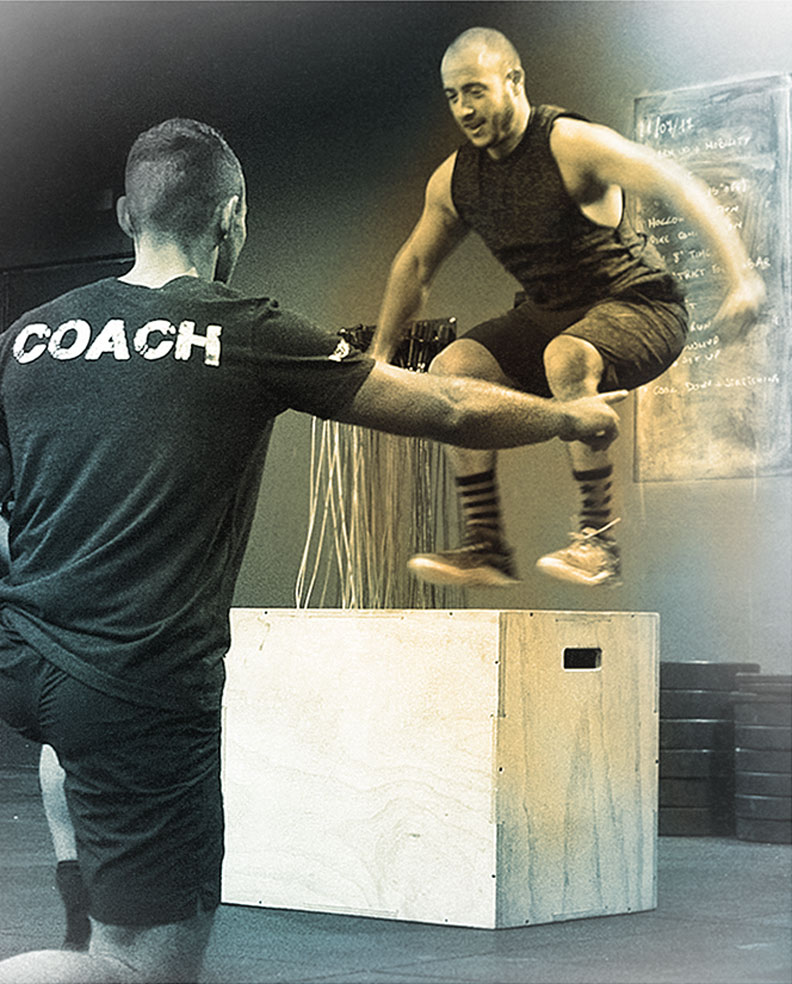 Rückansicht eines Trainers, der Mann beim Springen auf eine Box coacht