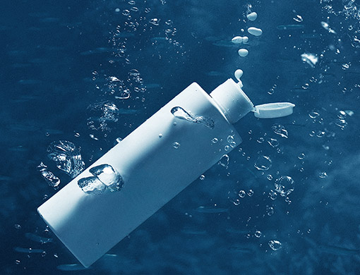 Plastikflasche schwimmt im Meer