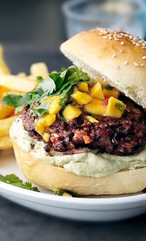 Veggi-Burger mit Mango und Avocadocreme.
