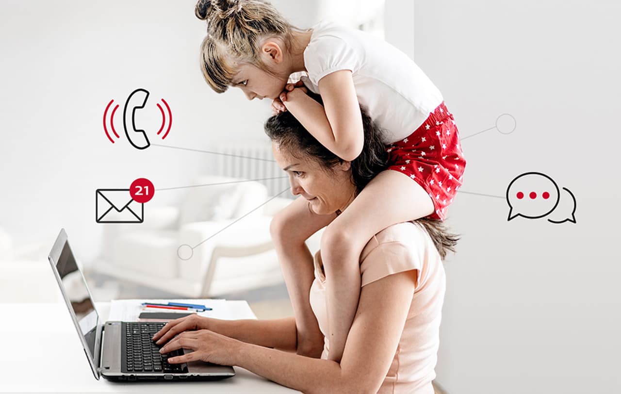 Mutter am Laptop mit Tochter auf Ihren Schultern